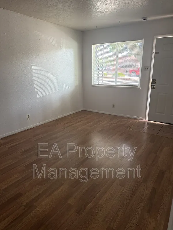 1 bed, 1.0 bath, $1,050 — Photo 3