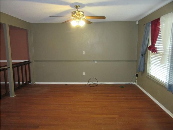 2nd image of 2444 Oxford Pl