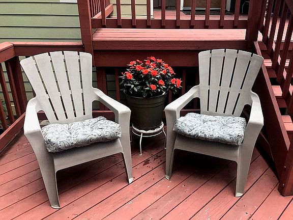 Front deck seated area