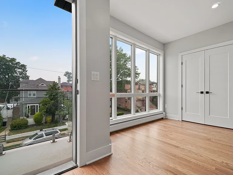 61 Lawton Ave #B — Photo 16