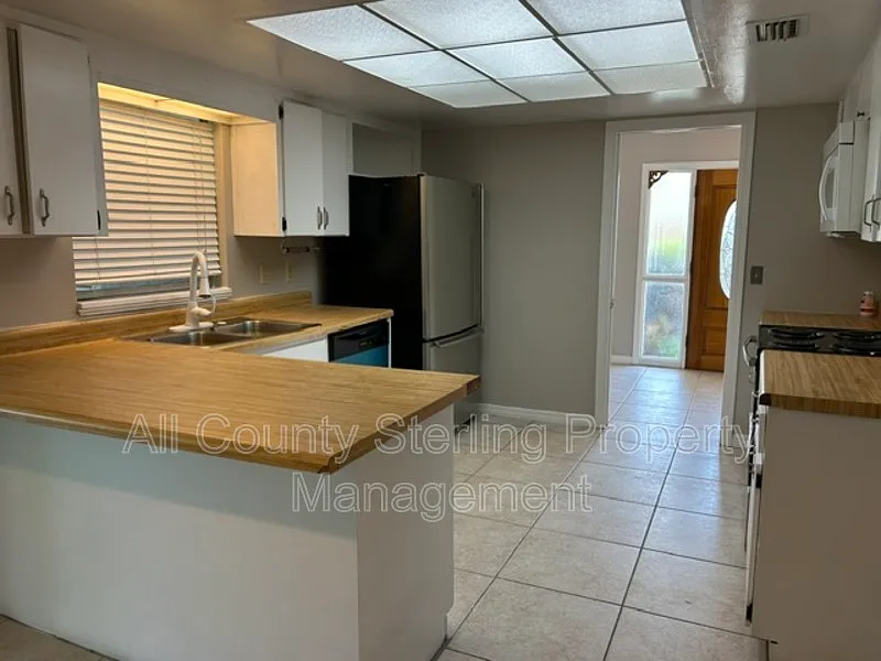 4 bed, 2.0 bath, 2057 sqft, $2,399 — Photo 2