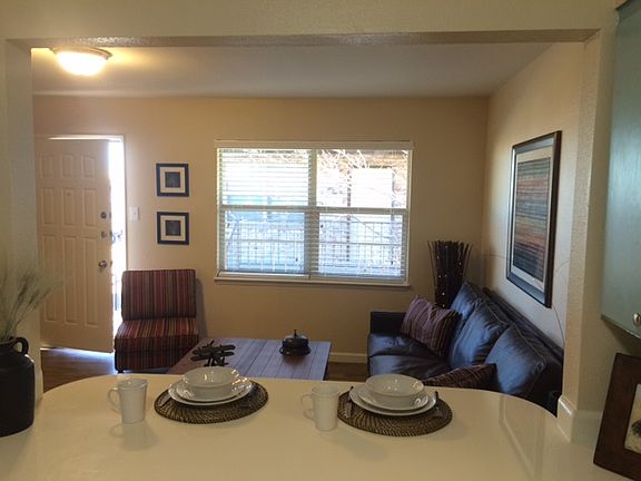 4th image of 2100 E 10th St #32