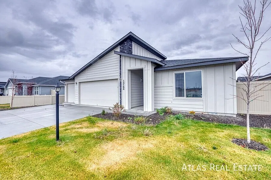 Beautiful single-level 4 bed, 2 bath home with vaulted great room! — Photo 4