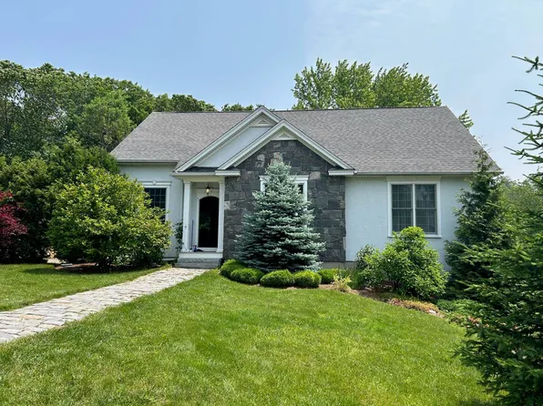 9 Woodlawn Avenue, Bedford, NH 03110