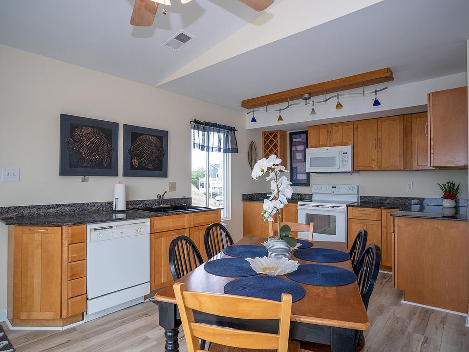 Eat in kitchen and dishwasher