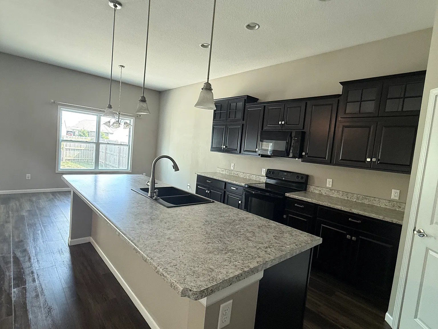 3 bed, 1635 sqft, $2,250 — Photo 2