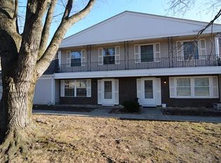 132 Bright Oaks Cir, Cary, IL 60013