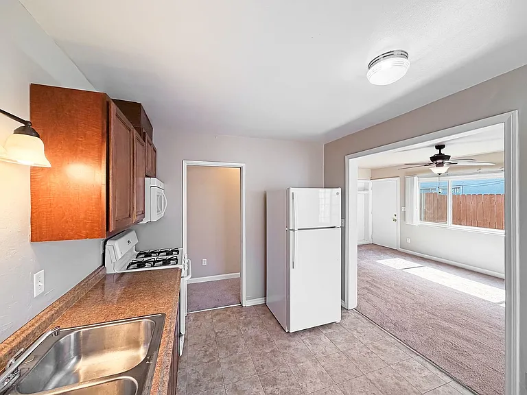 SD: Comfortable 3BD/1.5BA Apartment in Normal Heights with Reserved Parking — Photo 5