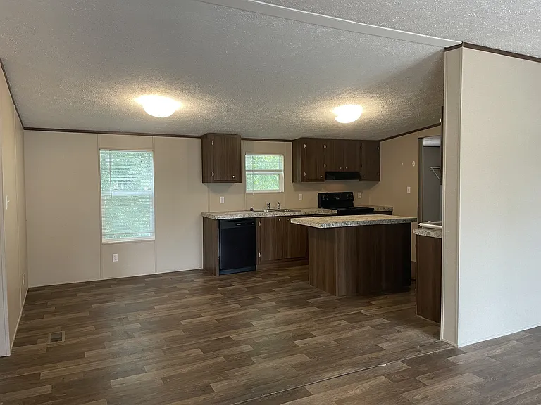 326 Oak Leaf Cir — Photo 2