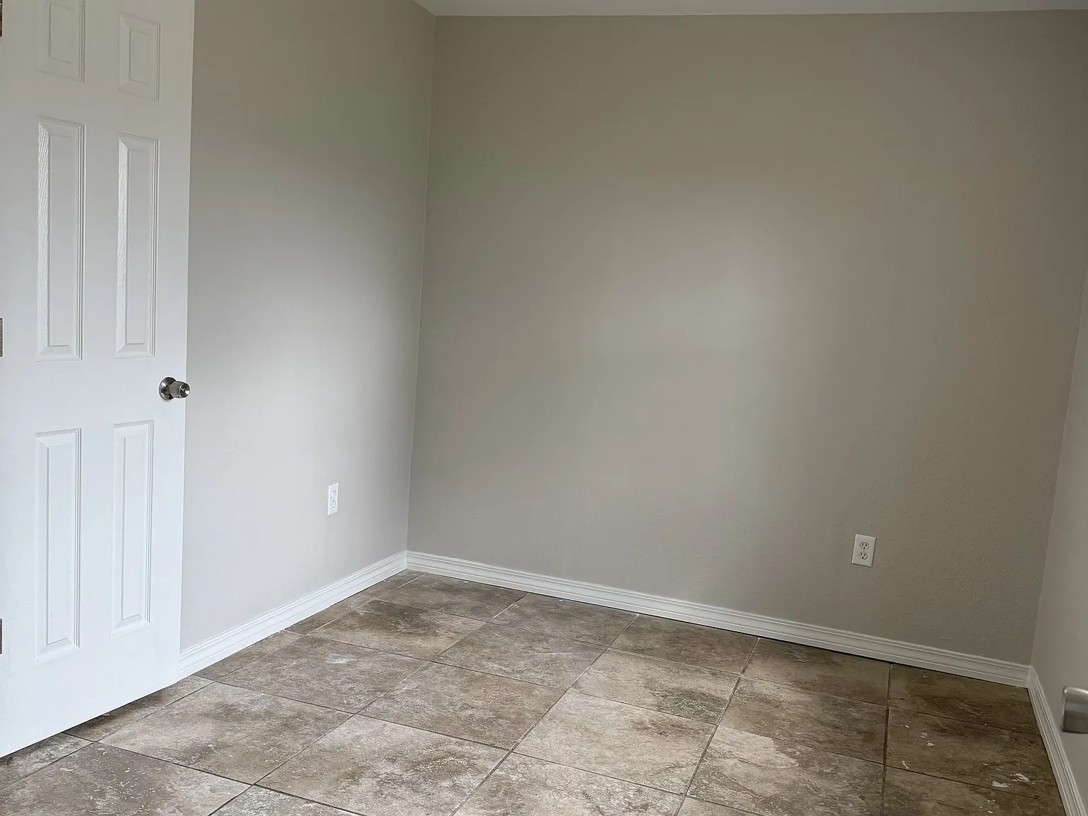 98 Russell Boulevard - 1 — Photo 4
