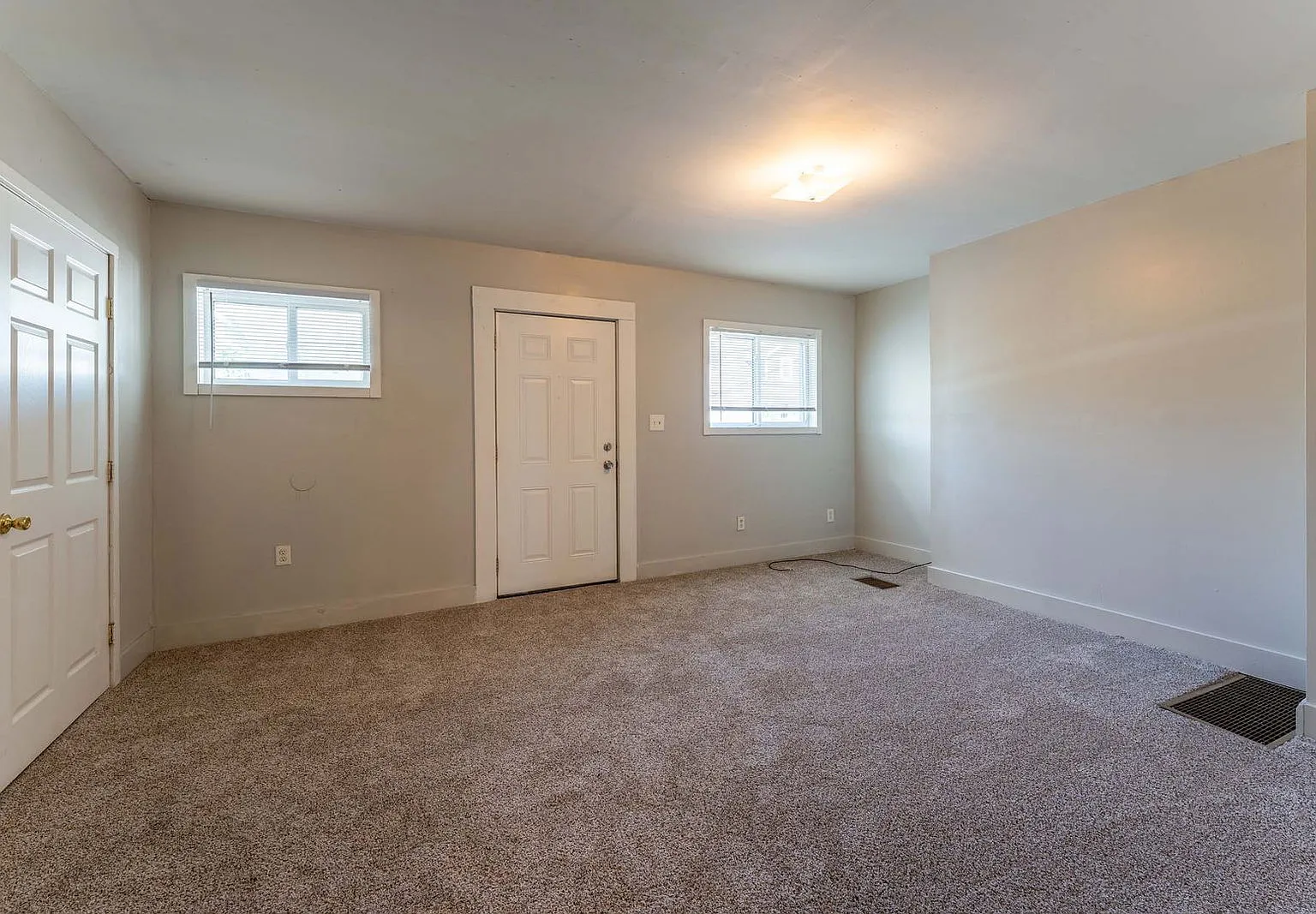 3 bed, 1.0 bath, $1,195 — Photo 2