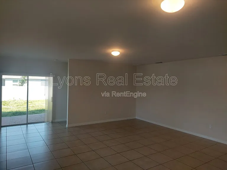 326 SW 24th Pl — Photo 8