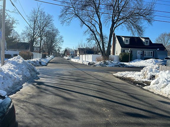 5th image of 32 Hilliard Ave