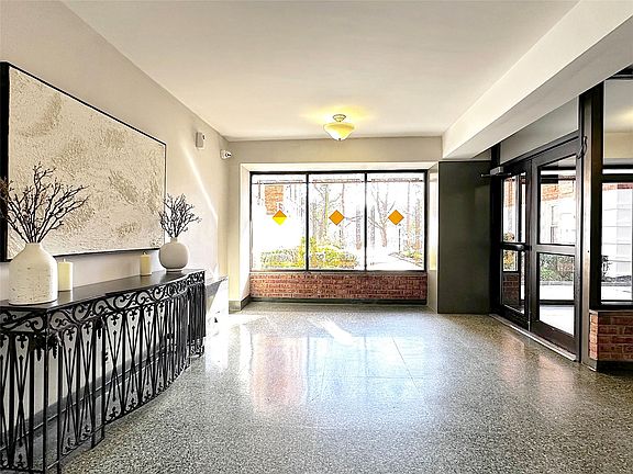 2nd image of 247 Parkview Ave APT 3P