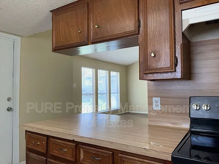 604 Country Aire Dr #B — Photo 10