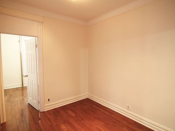 4th image of 24-27 Steinway St #8