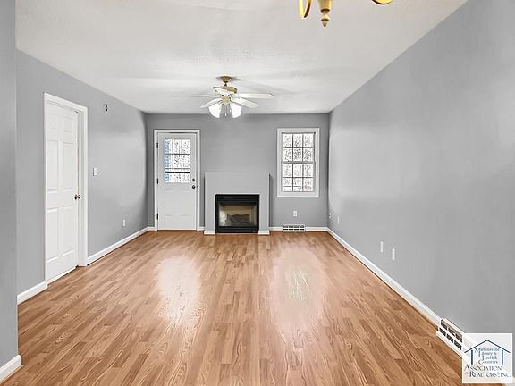 3rd image of 28 Hawthorne Ct