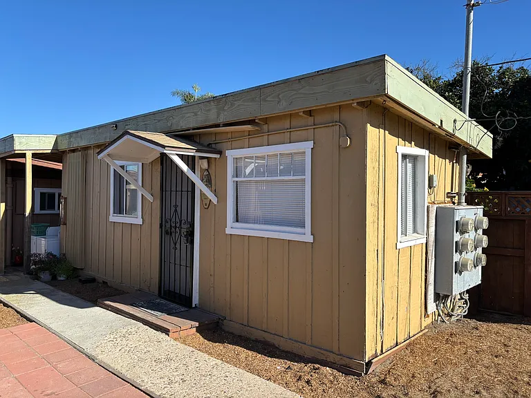 2041 Bacon St — Photo 1