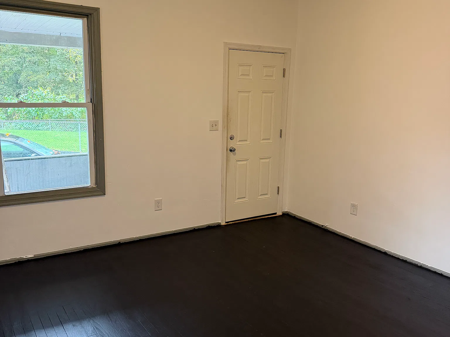 3 bed, 1250 sqft, $1,100 — Photo 2
