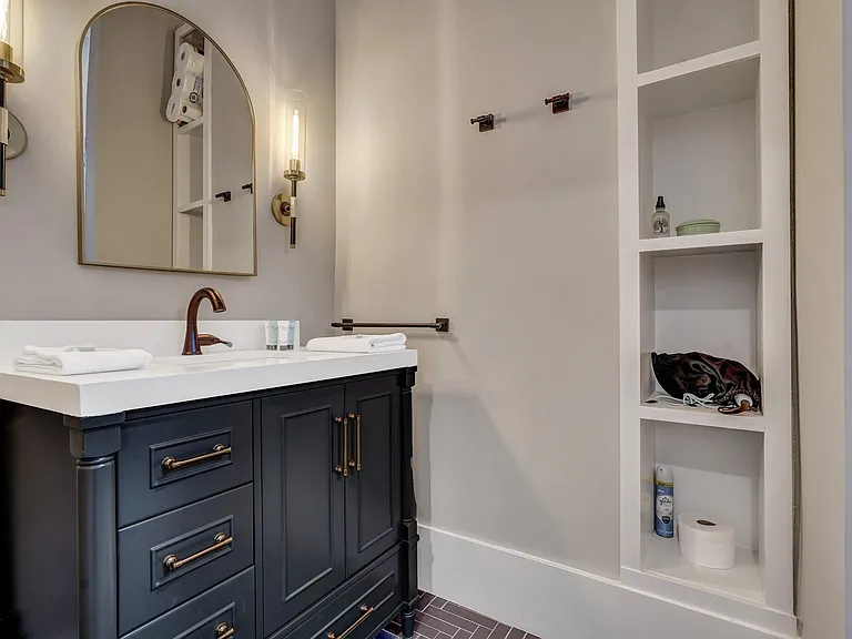108 E Harris St — Photo 25