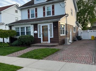 18 Spruce St, Hicksville, NY 11801