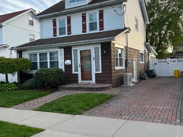 18 Spruce St, Hicksville, NY 11801
