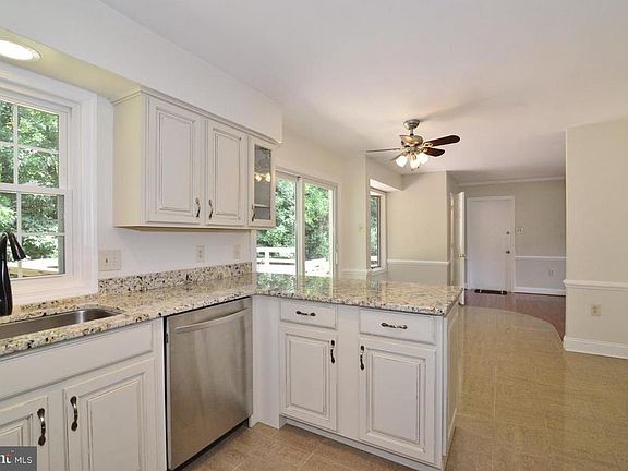 4th image of 4001 Rainbow Glen Ct