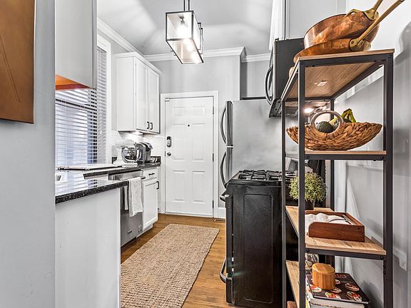 5th image of 603 W Arlington Pl #1