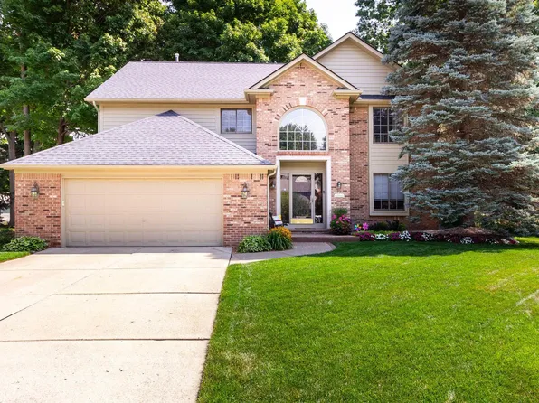 42066 Duxbury Dr, Sterling Heights, MI 48313