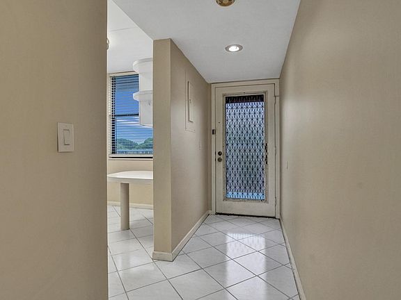 4th image of 1524 Whitehall Drive #401