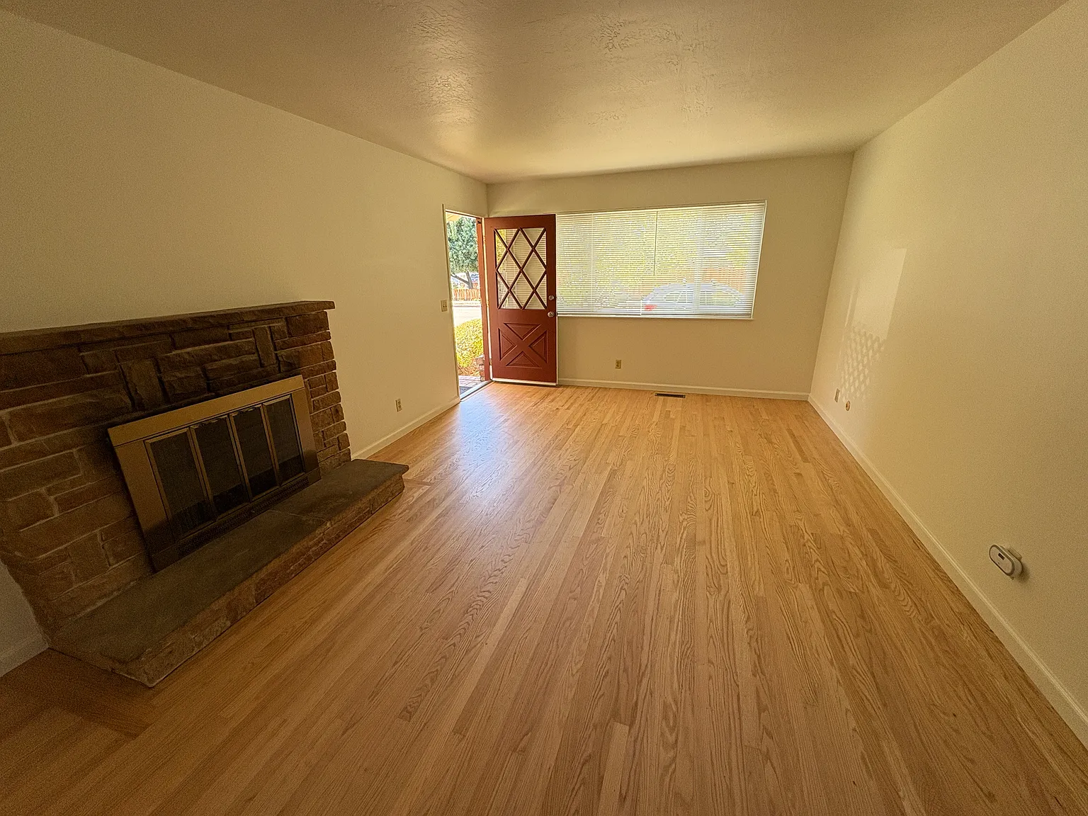 2 bed, 1000 sqft, $2,200 — Photo 3
