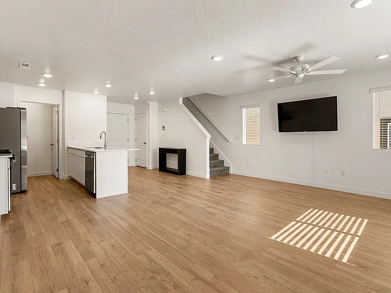 1737 S Devils Garden Ln — Photo 2