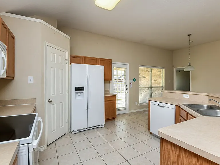 3912 Big Thicket Dr — Photo 8
