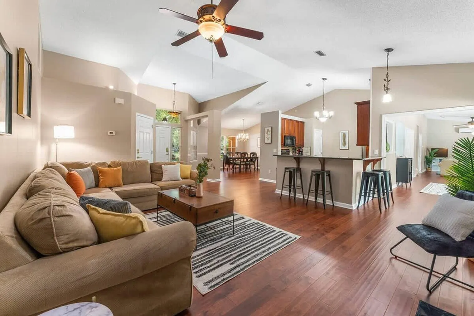 5 bed, 4.0 bath, 3282 sqft, $7,236 — Photo 2