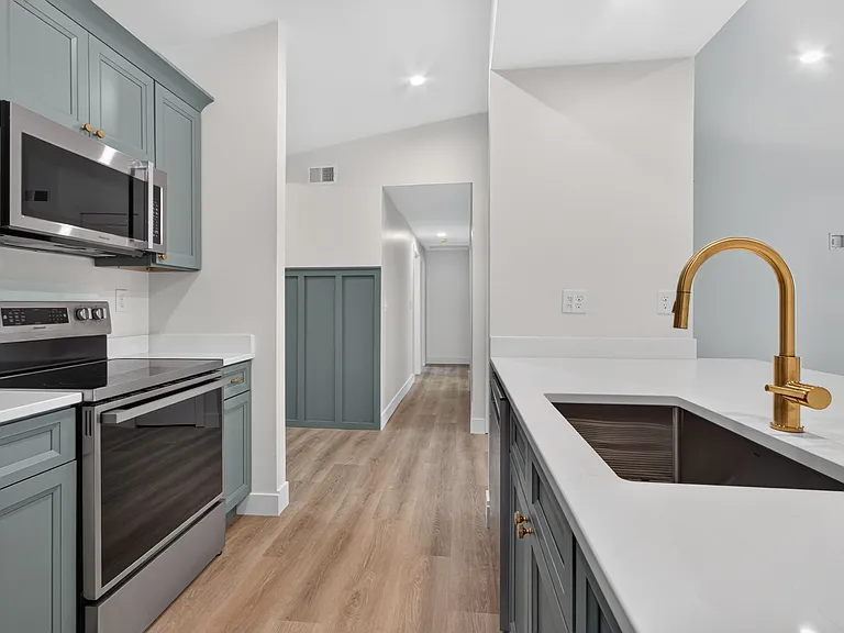 45 Tiffany Dr — Photo 2
