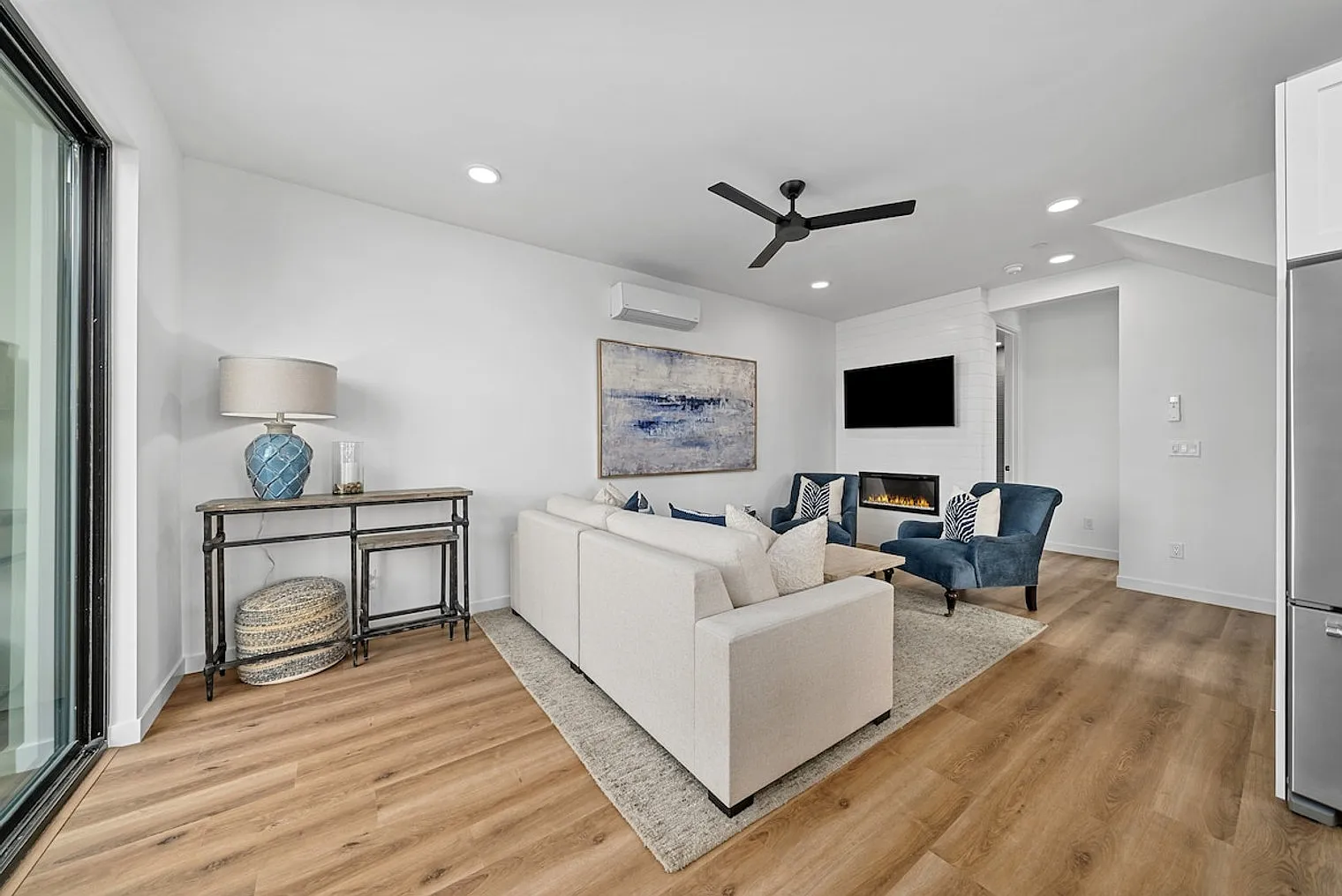 3 bed, 3.0 bath, 10763 sqft, $7,878 — Photo 2