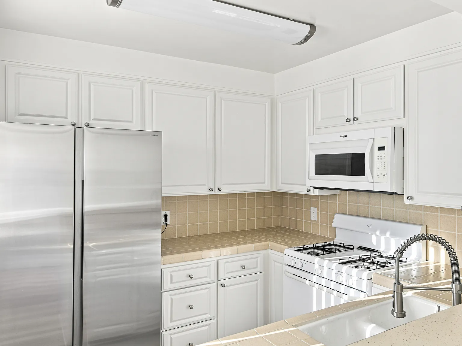 2 bed, 975 sqft, $2,295 — Photo 2