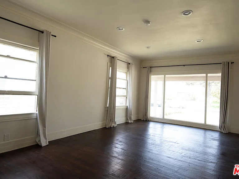 2142 S Victoria Ave — Photo 8