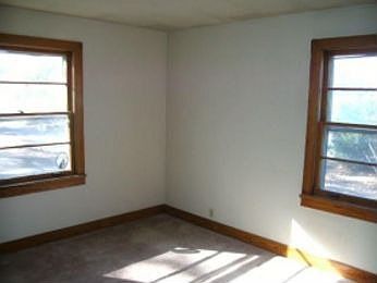 5th image of 208 1/2 E Walnut St