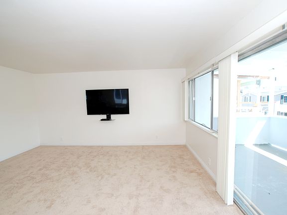 5th image of 117 33rd St APT A