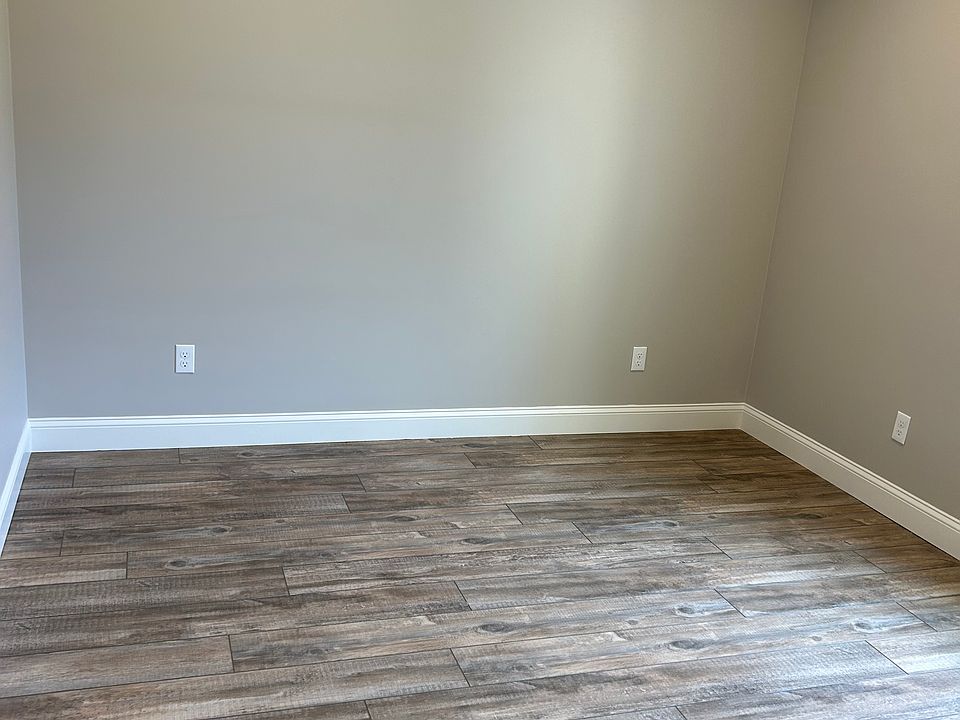 Queen size bed -1st floor