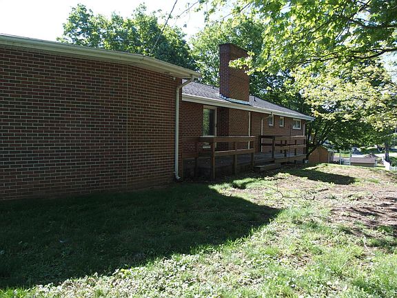 5th image of 865 Mountain View Dr