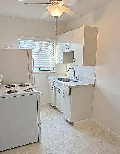 Capri Apartments — Photo 22