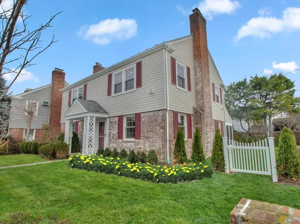 2 Bayview Ct, Manhasset, NY 11030