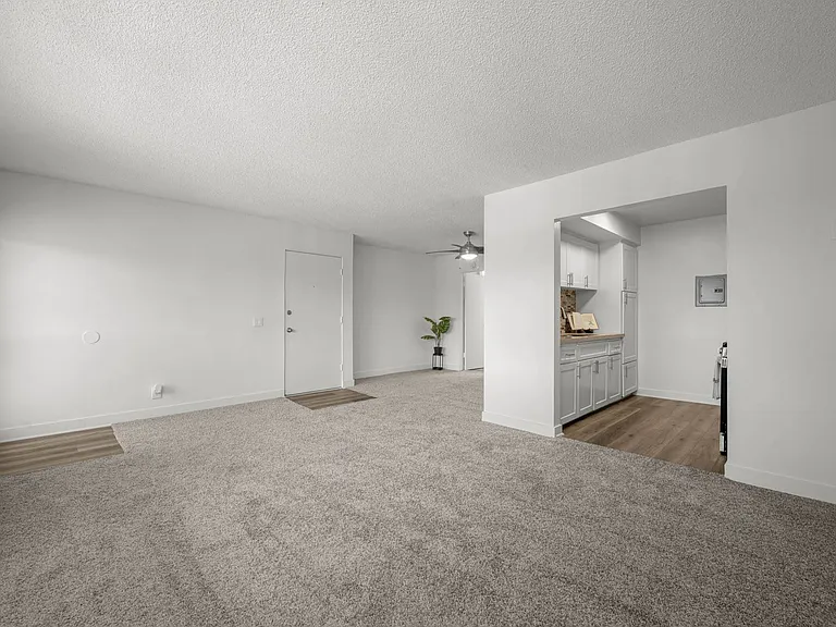 Sunset Square Apartments — Photo 31