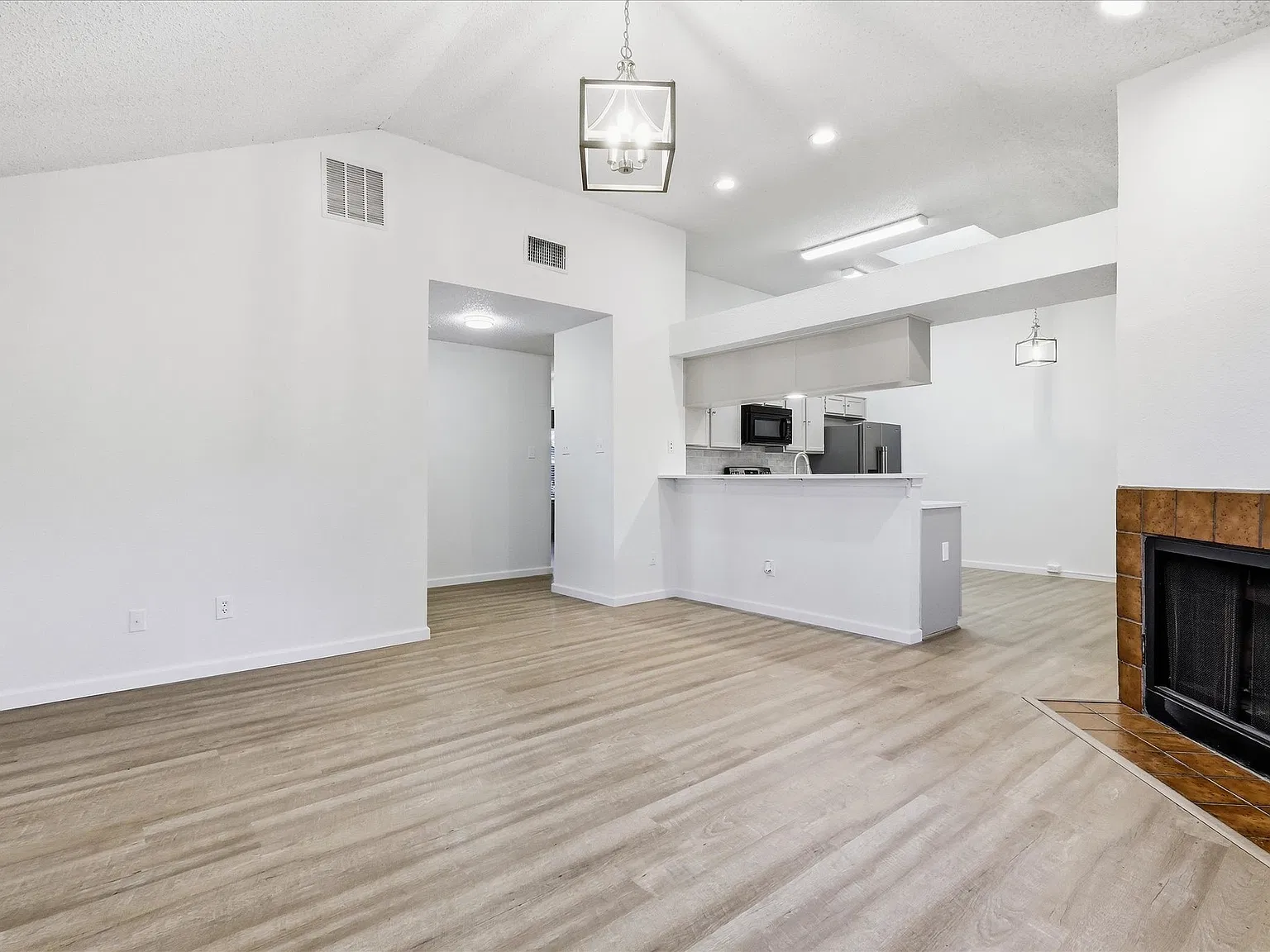 3 bed, 1190 sqft, $2,500 — Photo 4