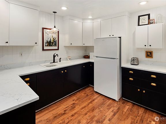 3rd image of 14011 Roslyn Place N