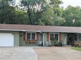 114 E Howard St, Girard, KS 66743