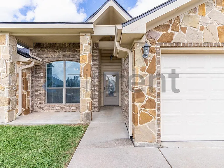 1803 Jesse Dr — Photo 2