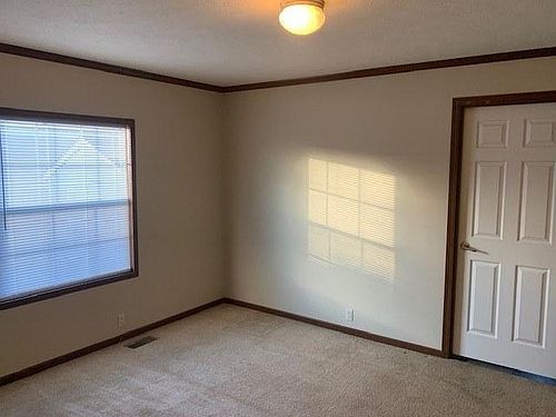 5th image of 25138 Oxford St